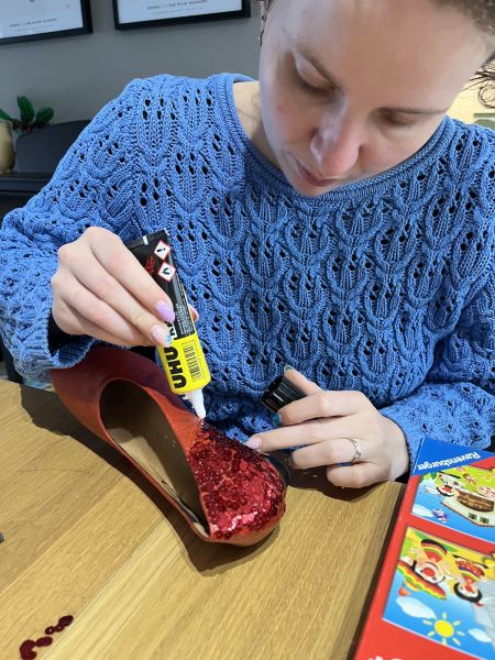 Bestand:Robijnrode schoenen.jpg