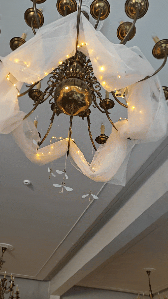 Bestand:Vliegende sleutels aan luster.gif