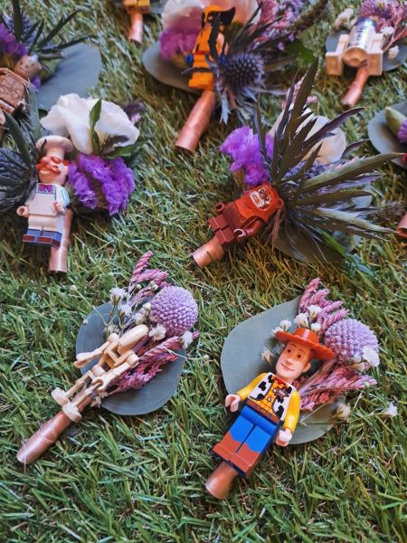 Bestand:Bloemodil - boutonnieres 1.jpg