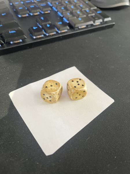 Bestand:Afgewerkte vuile dobbelstenen.jpg